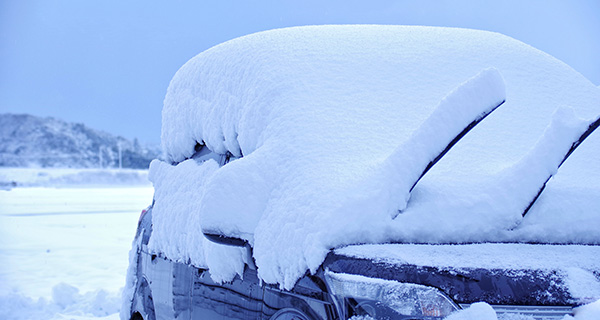 車に積もった雪の写真
