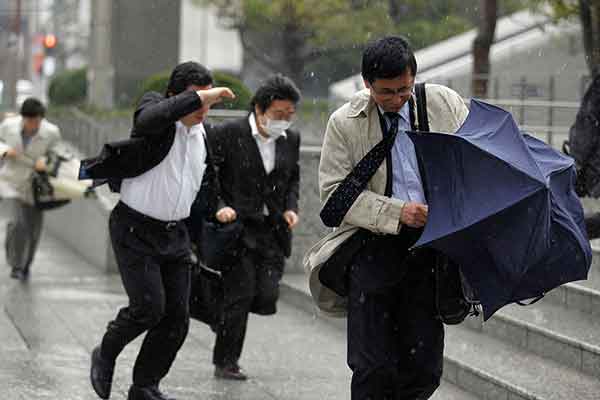 「爆弾低気圧」：日本各地で暴風雨