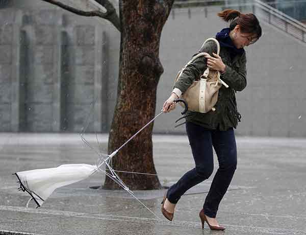 「爆弾低気圧」：日本各地で暴風雨