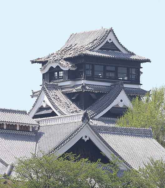 熊本で震度７の地震：熊本城で大きな被害