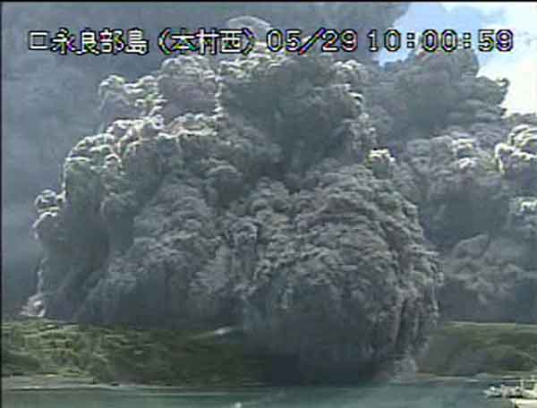 口永良部島で爆発的噴火：住民に島外避難指示