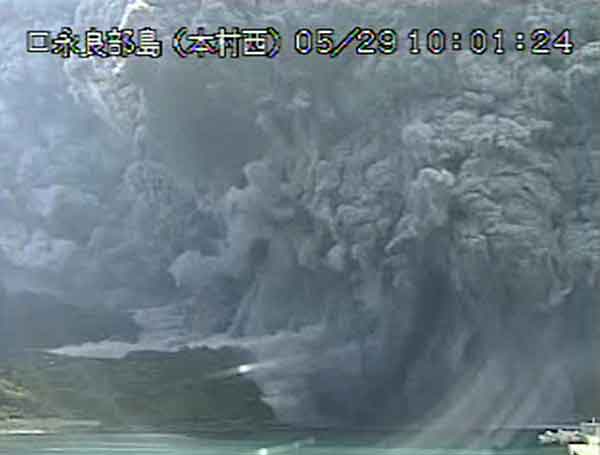 口永良部島で爆発的噴火：住民に島外避難指示