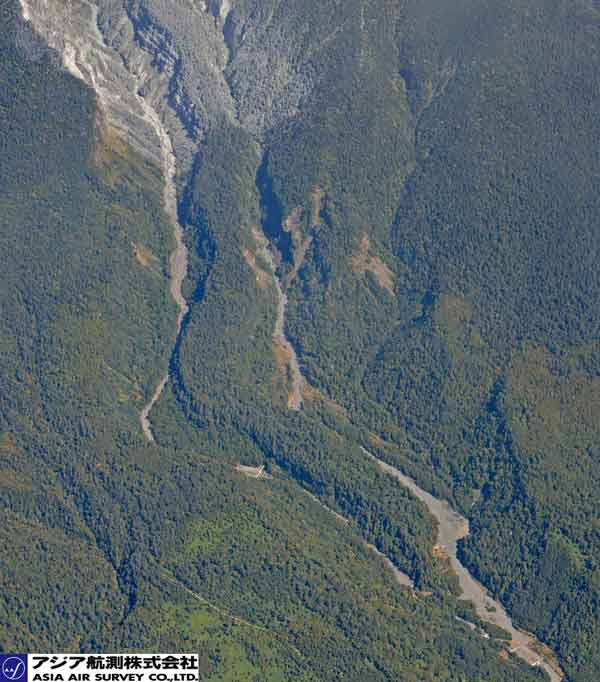 地獄谷の下流にあたる濁川で灰色の泥流状の流れが確認できた。川沿いの低い部分を流れているが、一部横に広がっているところもあるようだ。（2014年9月28日撮影）