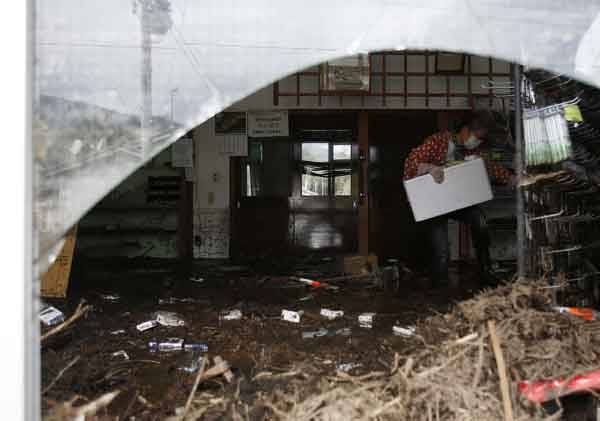 台風26号で大きな被害：伊豆大島で不明者捜索続く