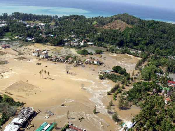 スマトラ島沖地震・インド洋巨大津波：プーケット沿岸部の被害