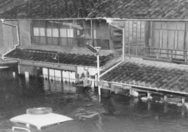 美濃加茂市内　被災状況：昭和58年（1983）の台風10号と秋雨前線により岐阜県美濃加茂市、坂祝町及び可児市等で越水氾濫し、4,588 戸が浸水するなど甚大な被害が発生した。また、天竜川全流域においては、200～350ｍｍの雨量を記録した。特に下伊那地域での浸水被害が大きく、飯田市松尾地区、川路地区での著しい浸水被害となった。（死者・行方不明者　9名、被災家屋　約6,600棟） 
