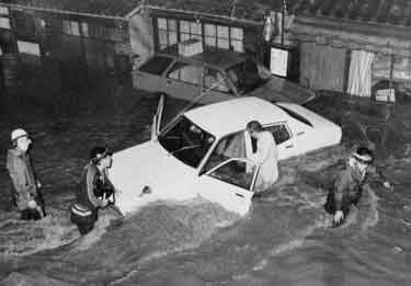 美濃加茂市内　被災状況：昭和58年（1983）の台風10号と秋雨前線により岐阜県美濃加茂市、坂祝町及び可児市等で越水氾濫し、4,588 戸が浸水するなど甚大な被害が発生した。また、天竜川全流域においては、200～350ｍｍの雨量を記録した。特に下伊那地域での浸水被害が大きく、飯田市松尾地区、川路地区での著しい浸水被害となった。（死者・行方不明者　9名、被災家屋　約6,600棟）