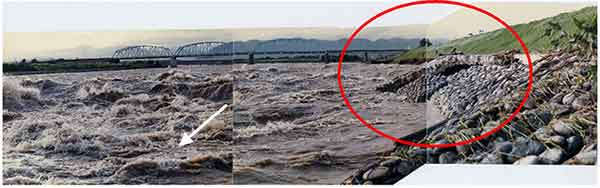 護岸欠壊堤脚洗掘状況（富山市成子）：台風10号により北陸地方も9月27日午後から大雨となり、神通川では、9月28日6時頃から水位が急激に上がり、神通大橋地点流量は観測史上最大（当時）の5,600m3/sを記録しました。被害状況は、床上浸水27戸、床下浸水94戸となっています。
