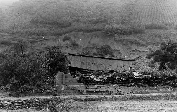 松代町牧内地区の地すべりによる家屋の倒壊と地すべり発生後の一帯の写真(1966年9月17日) 