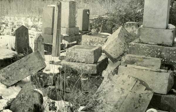松代町般若寺実相院　墓石の被害(1966年1月8日)