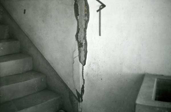 地震観測所庁舎の壁の崩落(1965年11月22日－23日)