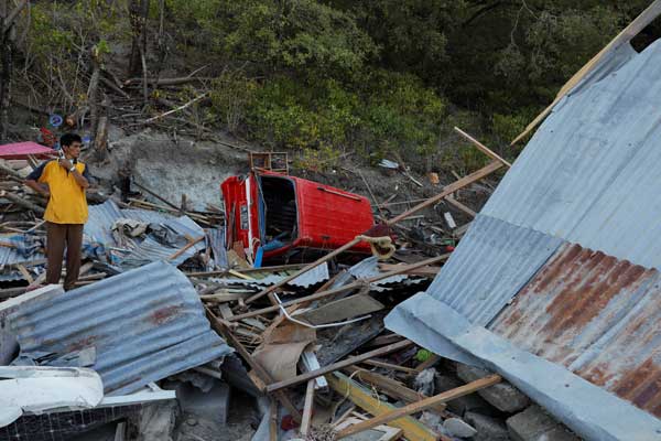 スラウェシ島で地震 津波により被害拡大