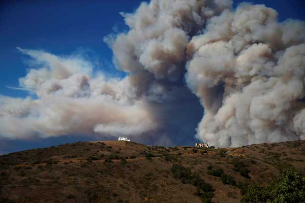 米加州で大規模な山火事