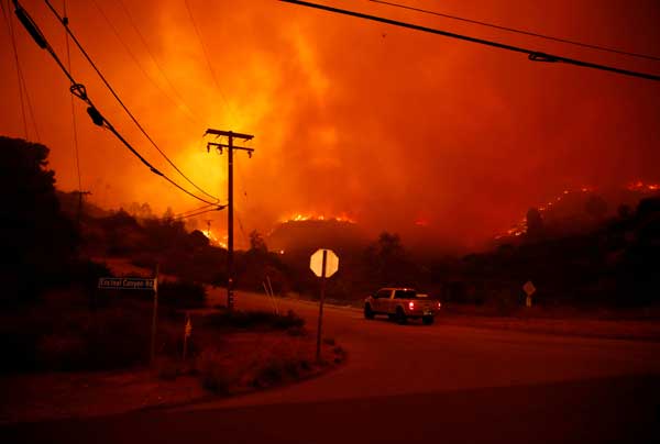 米加州で大規模な山火事