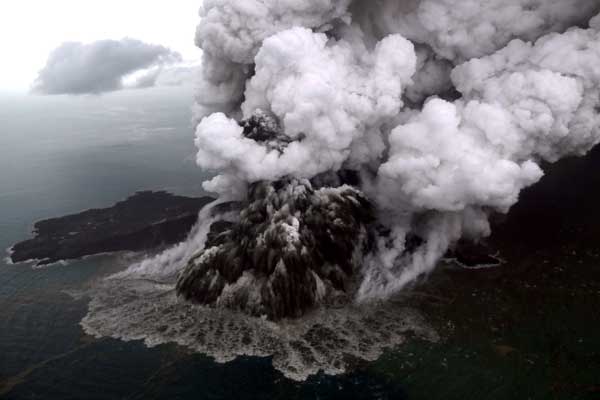 インドネシアで津波 噴火による地滑りで発生 （提供写真）