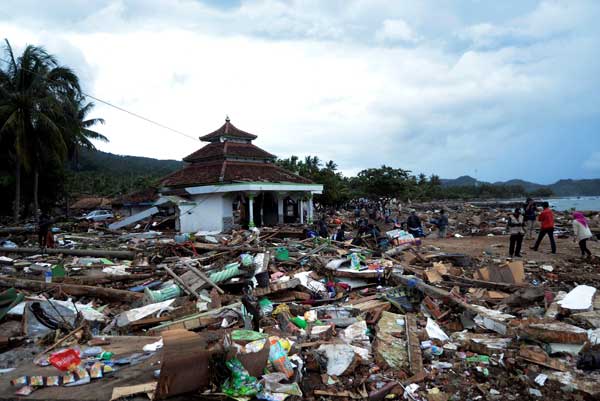 インドネシアで津波 噴火による地滑りで発生 （提供写真）