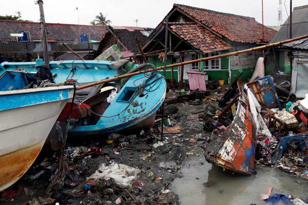 インドネシアで津波 噴火による地滑りで発生