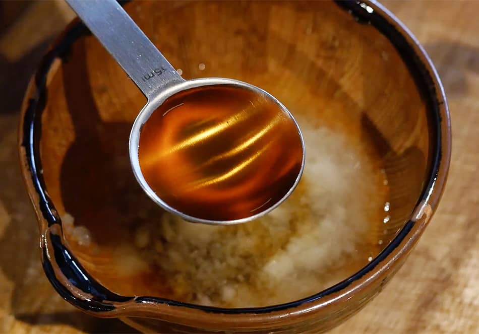 ソースを作る。ボールに玉ねぎをすりおろし、だし汁、醤油、米酢、ごま油、青じそ2枚分のみじん切りを混ぜる。