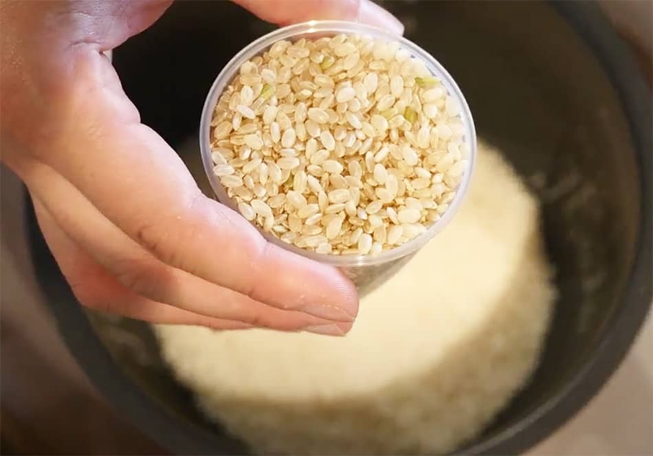 玄米と白米を研いで1時間ほど炊飯器で、水に漬ける