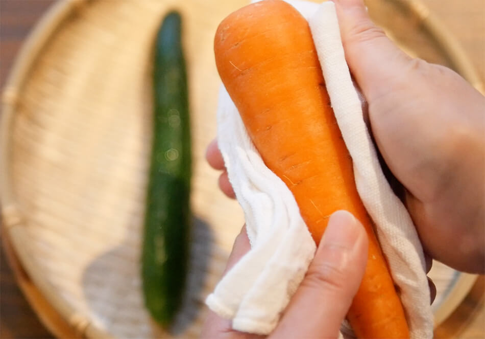 野菜を洗い、水分を拭き取り、容器に入りやすい大きさに切る
