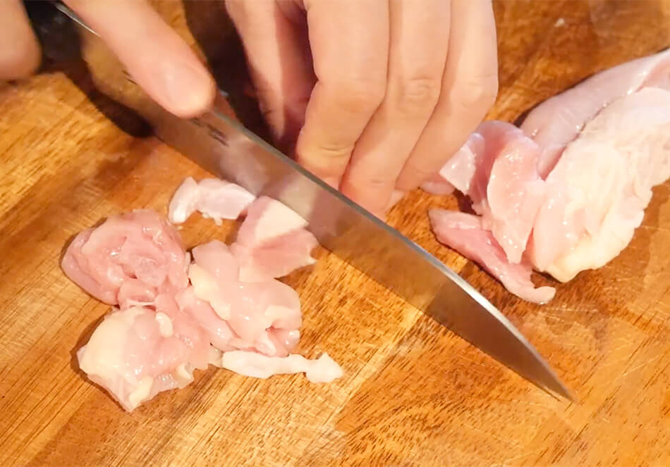 地鶏もも肉を2、3cm角くらいの大きさに切る