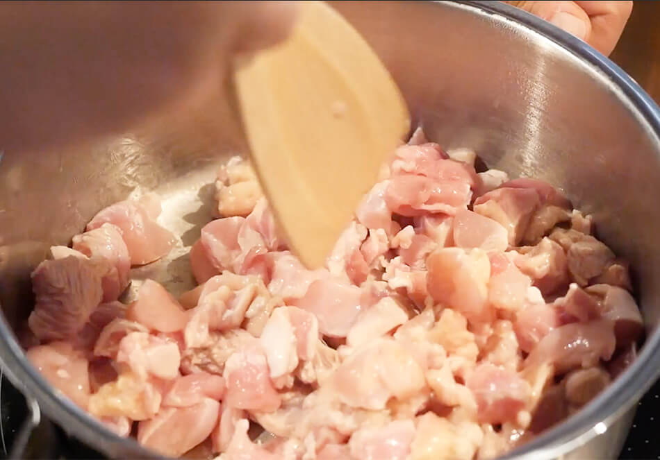 鍋にごま油を入れ、地鶏ももとしょうがを炒める。表面が焼けた状態で、中まで火が通らなくてもOK。ごぼうを入れ、さっと炒めながら混ぜ合わせる