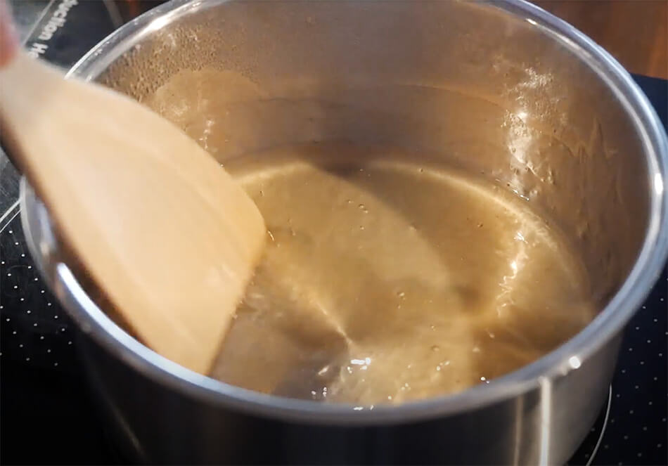 小さめの鍋にだし汁、薄口醤油、きび砂糖を入れ、煮立たせから、水溶き片栗粉を入れ、とろみをつける。火を止め、りんご酢を加える