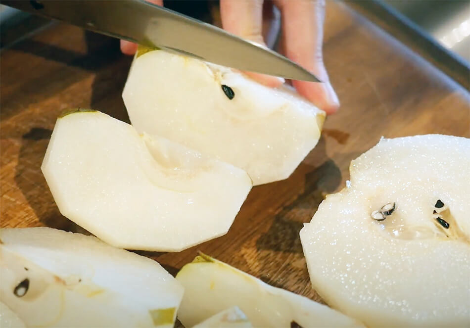 梨の皮をむき、芯を取り、8等分に切る