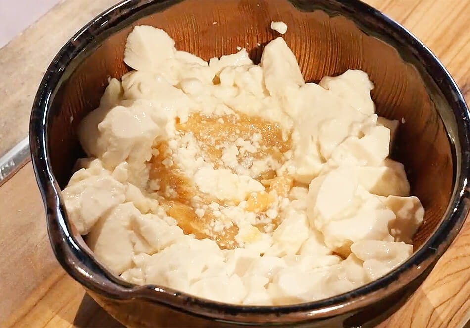 ボールかすり鉢に豆腐、白味噌、ピーナッツバター、きび砂糖を入れよく混ぜる。塩気が足りなければ、塩をひとつまみ入れる