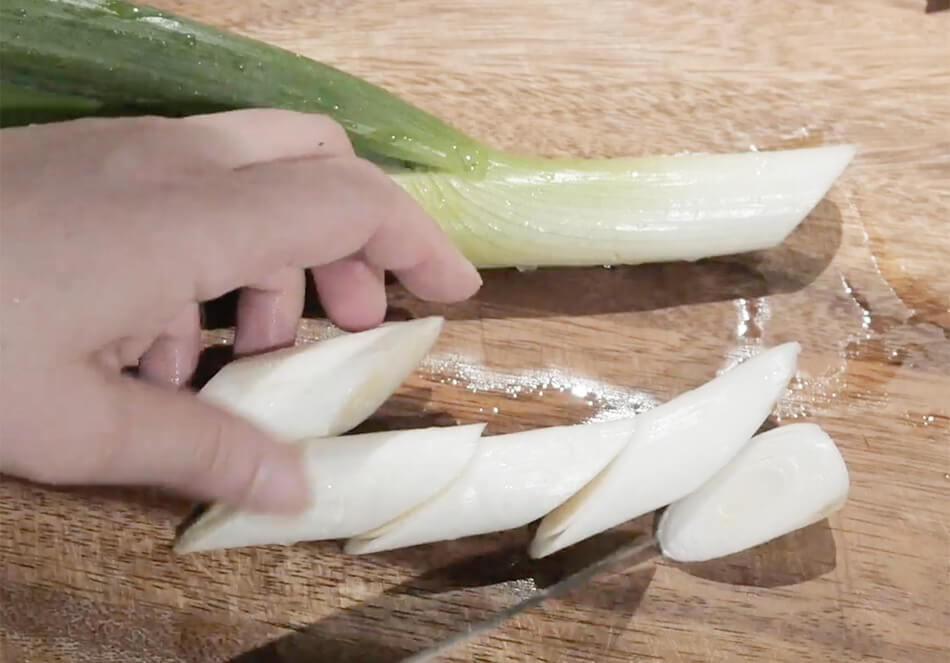 1.野菜を食べやすい大きさに切る。大根をおろす。まいたけはほぐしておく。ごぼうはやや大きめのささがきにする