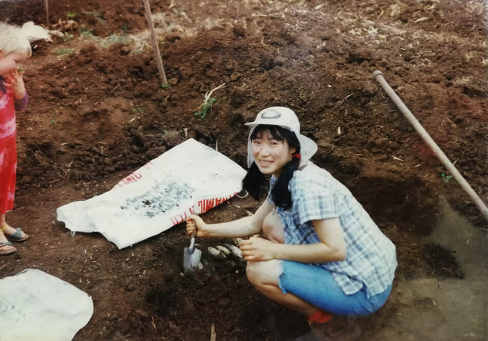 雅子さんが大学時代に体験したwwoofでの風景。調合剤500番を掘り出しているところ