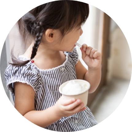画像：アイスクリームを食べる女の子