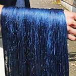 画像：藍色に染まった絹