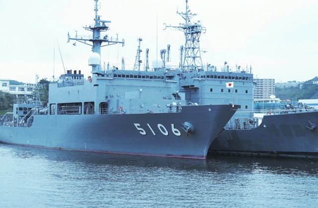 海上自衛隊の海洋観測艦「しょうなん」の画像