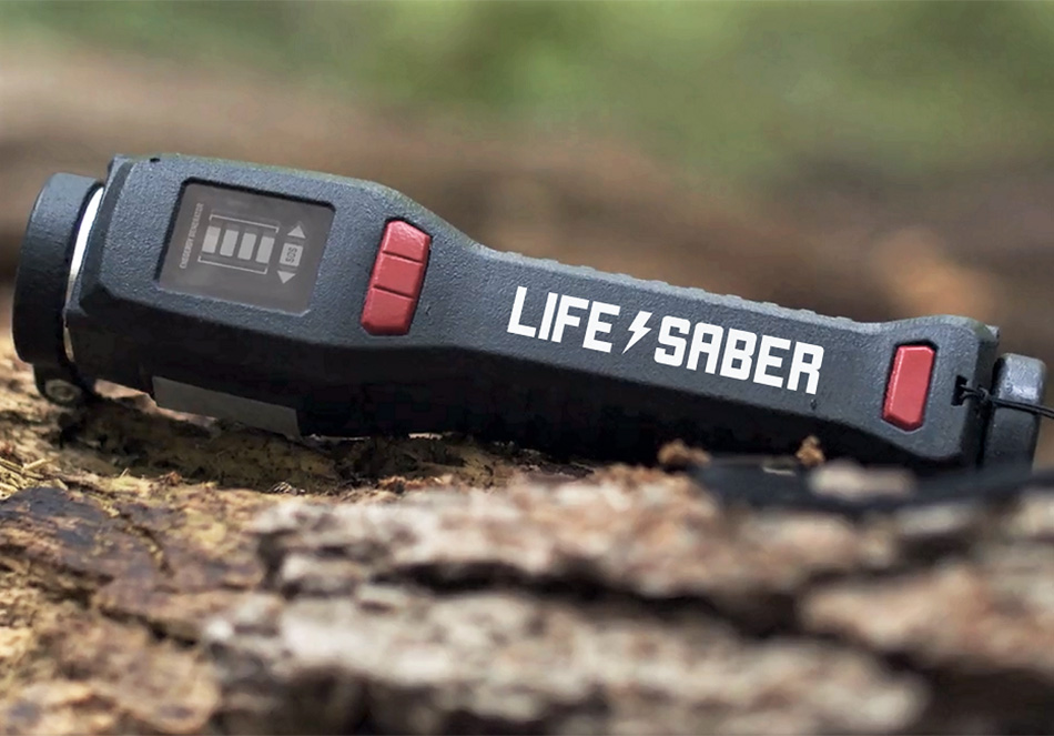 災害時のスマホ電源確保に。手動で発電できる便利デバイス「LIFESABER」(外部サイト)