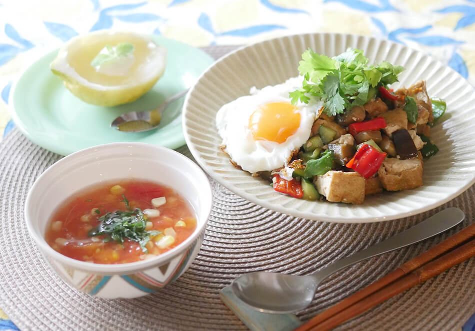 夏の食欲アップに！ 夏野菜でガパオ＆トマトとコーンのスープ、レモンのデザートの写真