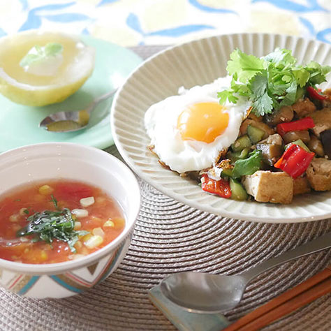 夏の食欲アップに！ 夏野菜でガパオ＆トマトとコーンのスープ、レモンのデザート