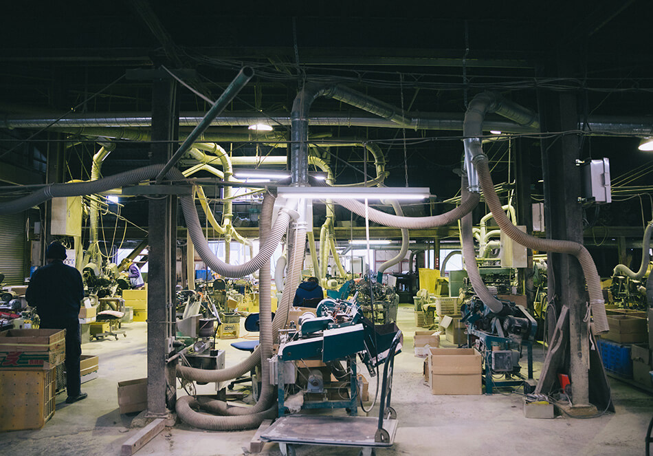 加工場では数十種類の機械が所狭しと並び、フル稼働