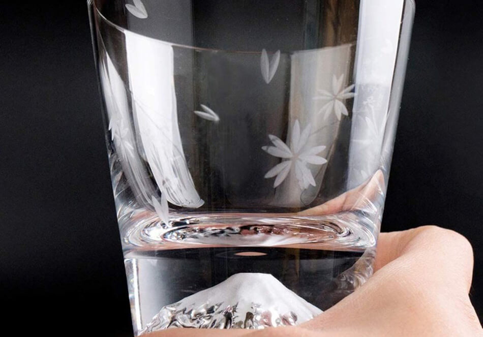 <center>本物の器で至極の一杯を「一生モノ」の酒器</center>