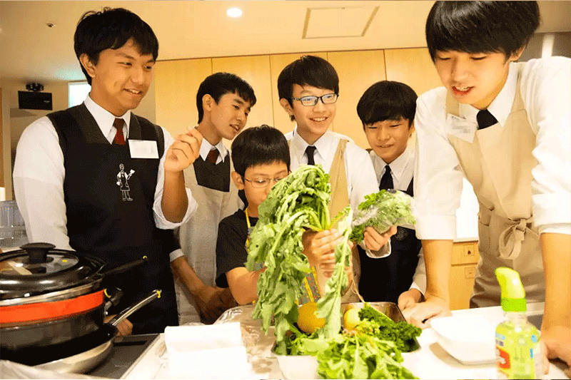 料理からジェンダー平等を考えるイベントに参加する男子高校生の写真。