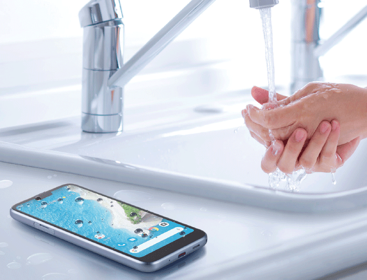 水回りの近くにスマホがある写真